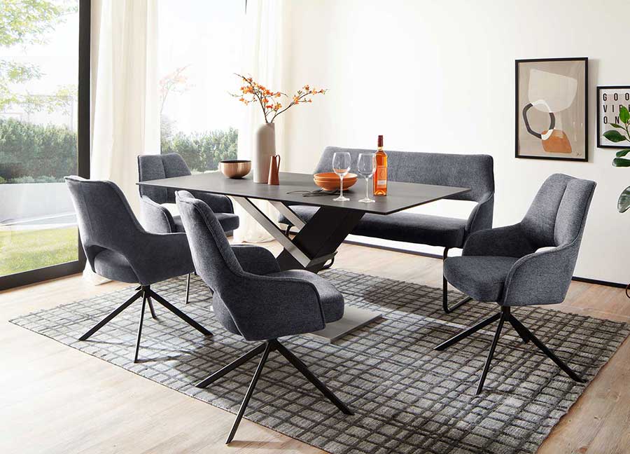 chaises en tissu design autour d'une table en céramique